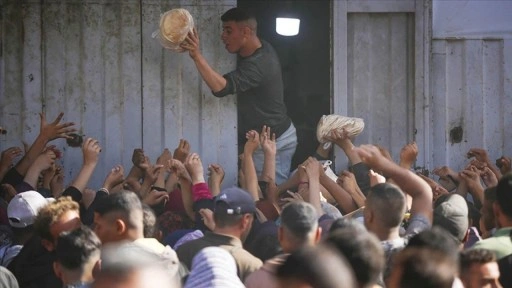 İsrail'in saldırılarını sürdürdüğü Gazze Şeridi'nin güneyinde un ve ekmek krizi derinleşiy