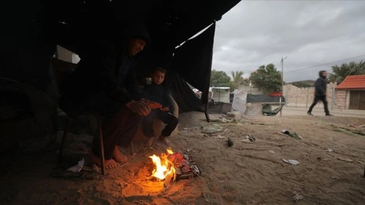 İsrail'in saldırılarıyla göçe zorladığı Filistinliler, yağmur ve soğuk havayla mücadele ediyor