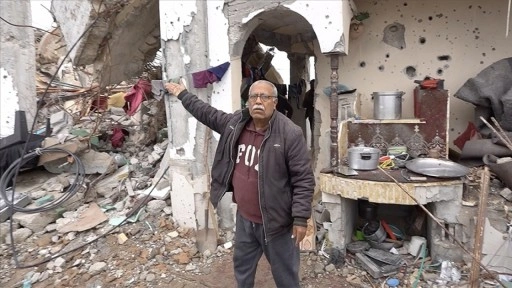 İsrail'in yıktığı camiye ailesiyle sığınan Filistinli Ebu Mahmud, Müslümanlara seslendi