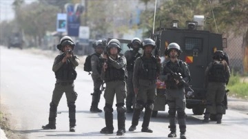 İsrail ordusu, Batı Şeria'da düzenlediği baskınlarda en az 11 Filistinliyi gözaltına aldı