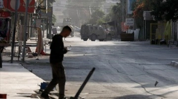 İsrail ordusu Cenin'e baskın düzenledi ve Cenin kampını kuşattı