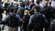 İsrail polisi Batı Şeria&#039;dan gelen onlarca Filistinliyi Mescid-i Aksa&#039;nın kapılarından geri çevirdi