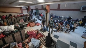 İsrail'in Gazze'ye saldırılarından kaçan Filistinliler hastanelere sığınmaya devam ediyor