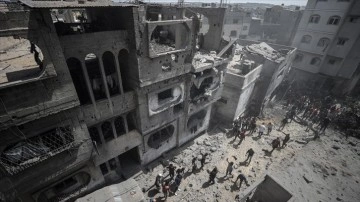 İsrail'in Gazze'ye yönelik hava saldırılarında salı gününden bu yana 15 bina yıkıldı