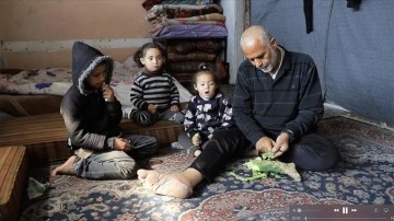 İsrail'in kıtlığa sürüklediği Gazze'de Filistinli baba, çocuklarını kaktüsle doyuruyor