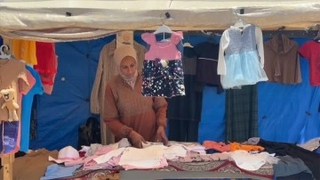 İsrail'in zorla yerinden ettiği Filistinli kadın, çadırda kıyafet satarak geçimini sağlıyor