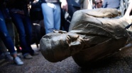 İsrailliler Netanyahu&#039;nun heykelini yıktı