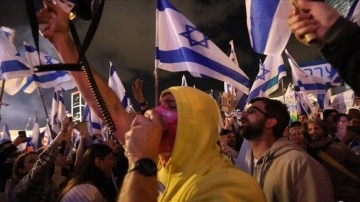 İsrailliler, Netanyahu’nun erteleme kararına rağmen “yargı reformu” protestolarına devam ediyor