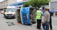 İstanbul Ataşehir'de yolcu dolu minibüsün devrilme anı kamerada