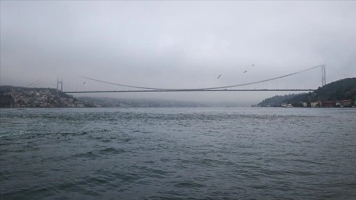 İstanbul Boğazı'ndaki gemi trafiği arızalanan yük gemisi nedeniyle askıya alındı