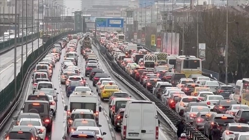 İstanbul'da akşam saatlerinde trafik yoğunluğu yüzde 83'e kadar çıktı