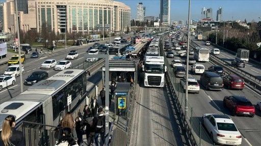 İstanbul'da arızalanan metrobüs yoğunluğa neden oldu