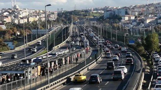 İstanbul'da haftanın ilk iş gününde trafik yoğunluğu yaşanıyor