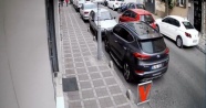 İstanbul’da kadın sürücünün kaldırımdan yola fırlayan motosikletliye çarptı!
