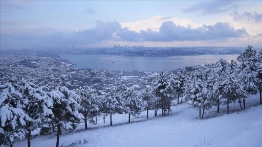 İstanbul'da kar yağışı aralıklarla sürüyor