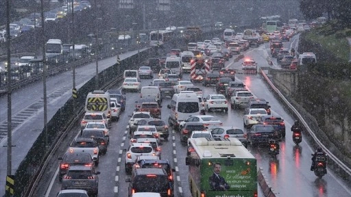 İstanbul'da kar yağışının etkisiyle trafik yoğunluğu yaşanıyor