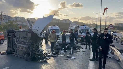 İstanbul'da TEM Otoyolu'nda 4 aracın karıştığı kazada 2 kişi öldü