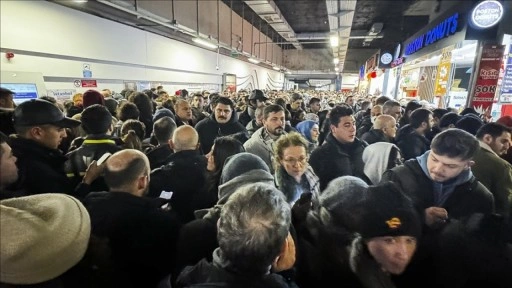 İstanbul'da toplu ulaşım istasyonlarında yoğunluk yaşanıyor