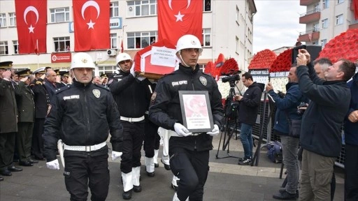 İstanbul'da trafik kazasına müdahale ederken şehit olan polis toprağa verildi