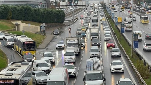 İstanbul'da yağışın da etkisiyle trafik yoğunluğu yüzde 78'e ulaştı