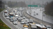 İstanbul&#039;da yağmur, trafik akışında yoğunluğa neden oluyor