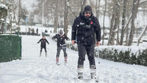 İstanbul'daki 15 Temmuz Millet Bahçesi'nde kayak keyfi