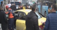 İstanbul Şişli'de ticari taksi otomobile çarparak devrildi