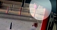 İstanbul Sultangazi'de tramvayın yolun karşısına geçmek isteyen kadına çarptığı anlar kamerada