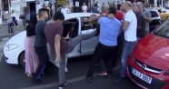 İstanbul’un göbeğinde aile boyu tekme, tokat ve sopalı kavga kamerada