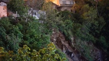 İstanbul Valisi Gül, Gaziosmanpaşa'da toprak kayması yaşanan alanda incelemede bulundu