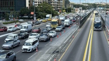 İstanbul'da D-100 kara yolunda aynı ayda yapılan çalışmalar trafiği aksattı