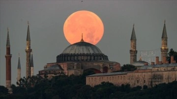 İstanbul'da dolunay kentin simge noktalarıyla fotoğraf karelerine yansıdı