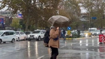 İstanbul'da etkili olan sağanak sürücüler ile vatandaşlara zor anlar yaşattı