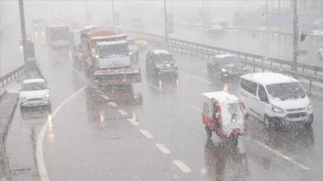 İstanbul'da etkisini sürdüren kar yağışı kazalara neden oldu