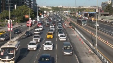 İstanbul'da haftanın dördüncü iş gününde trafikte yoğunluk yaşanıyor