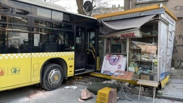 İstanbul'da İETT otobüsü halk ekmek büfesine çarptı