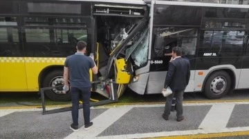 İstanbul'da iki metrobüs kafa kafaya çarpıştı