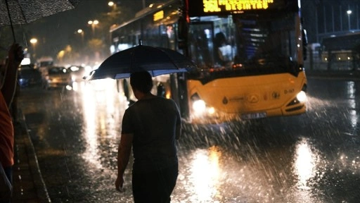 İstanbul'da sağanak hayatı olumsuz etkiledi