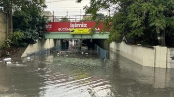 İstanbul'da sağanak, hayatı olumsuz etkiledi