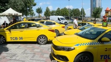 İstanbul'da taksiciler yeni tarife için cihazlarını istasyonlarda güncelletiyor