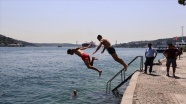 İstanbullular sıcak havada Boğaz&#039;ın sularında serinledi