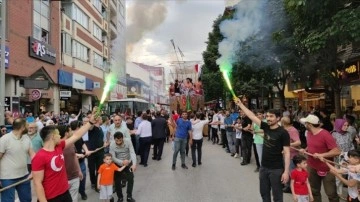 İstanbul'un fethinin yıl dönümünde karadan temsili gemi yürüttüler