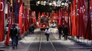 İstiklal Caddesi'ndeki ağaç ve beton saksılar kaldırıldı