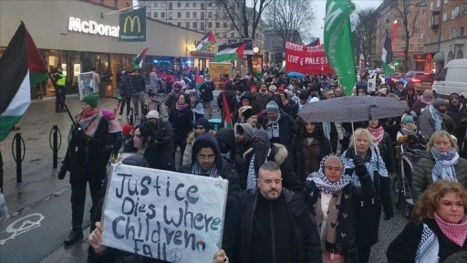 İsveç'te yüzlerce kişi İsrail'in Filistin saldırılarını protesto etti