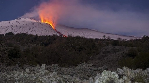 İtalya'da Etna Yanardağı kül ve lav püskürtüyor