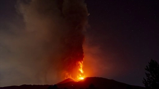 İtalya'da Etna Yanardağı'ndaki lav akışı sürüyor