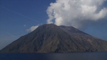 İtalya'da Etna'dan sonra Stromboli Yanardağı da faaliyete geçti