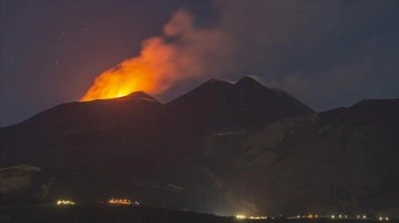 İtalya'daki Etna Yanardağı lav püskürtmeye başladı