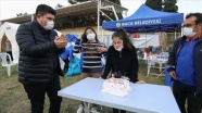 İzmir'de çadır kentte kalan Damla Melisa'nın 14. doğum günü kutlandı