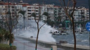 İzmir&#39;de fırtına hayatı olumsuz etkiledi